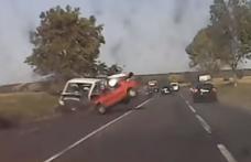 Accident! Impact violent între un autoturism înmatriculat în Botoșani și o autoutilitară pe E58 - VIDEO