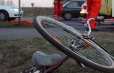 Biciclist ajuns la spital după ce nu a acordat prioritate unui autoturism