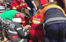 Bărbat căzut într-o groapă, salvat de jandarmi şi pompieri