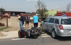 Imprudența era să îl coste viața. A intrat cu motocicleta în plin într-o mașină - FOTO