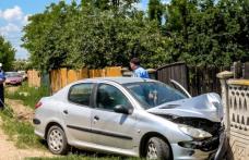 ACCIDENT! Adolescentă rănită, după ce mașina în care se afla a intrat în gardul unei case!