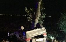 Accident pe drumul Dorohoi - Darabani! O mașină s-a izbit într-un copac și s-a răsturnat