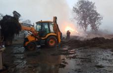 Incendiu de la Carasa stins după 11 ore. Flăcările au distrus hrana necesară pe timpul iernii pentru 60 de bovine