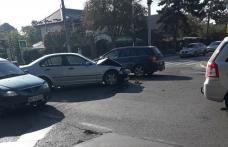 Mașini avariate, semafor distrus și o intersecție blocată în urma unui accident produs din neatenție - FOTO