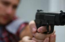 Șoc și groază: Un tânăr din Botoșani și-a scos arma și a amenințat doi bărbați, unul aruncase gunoi pe jos