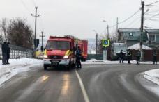 Accident grav cu pericol de explozie! Un șofer a intrat cu mașina într-o țeavă de gaz