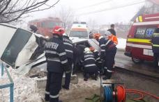 Depășire fatală: Un bărbat a murit și unul este grav rănit după ce un autoturism s-a ciocnit cu un microbuz