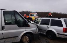 Accident! Două persoane au ajuns la spital după un impact între două mașini - FOTO