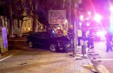 Accident! Un tânăr a pierdut controlul volanului, a urcat pe trotuar după care s-a izbit violent într-un stâlp