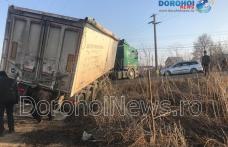 Circulație blocată în Dorohoi de un camion rămas împotmolit într-un șanț - VIDEO / FOTO