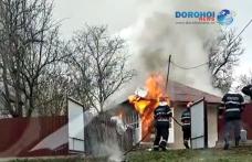 Incendiu puternic la o casă din Brăești! O femeie a fost transportată la spital – FOTO