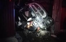 CASCADOR fără voie: Un şofer a ajuns cu mașina într-un gard – FOTO