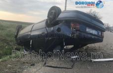 Accident la Saucenița! O mașină a izbit un mal de pământ și s-a răsturnat - FOTO