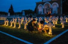 Candele aprinse în Cimitirul Eroilor - FOTO