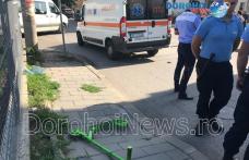 Accident la Dorohoi! Copil lovit de o mașină după ce a traversat strada pe trotinetă - FOTO