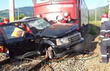 Accident feroviar! Mașina unui om de afaceri din Dorohoi lovită violent de un tren în județul Suceava