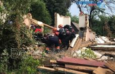 Scene de groază la Dorohoi! Doi tineri care demolau o casă au fost surprinși sub dărâmături - FOTO