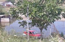 Accident spectaculos la Botoșani! A rupt un gard și a plonjat cu mașina în bazinul de ape uzate de la Nova ApaServ