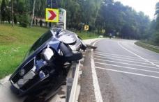 ACCIDENT pe drumul Botoșani – Suceava. A rupt un parapet și s-a oprit în șanț!