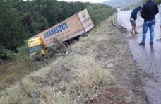 ACCIDENT la Dealu Mare! Tir ieșit în decor după ce a rupt un parapet metalic