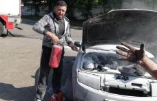 Omul potrivit, în locul potrivit. Cum a stins un pompier aflat în timpul liber incendiul izbucnit la o maşină – FOTO