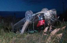 Accident! Bărbat rămas încarcerat după ce mașina în care se afla a rupt un stâlp și s-a răsturnat - FOTO