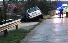 Plouă la început de septembrie cu ....accidente! Un șofer a ajuns cu mașina în parapetul de pe marginea drumului