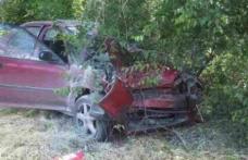 ACCIDENT! A ajuns la spital după ce a intrat cu mașina într-un copac