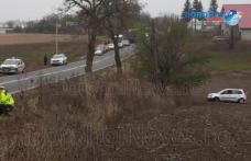 Accident la Dumbrăvița! O mașină s-a răsturnat în afara părții carosabile - FOTO