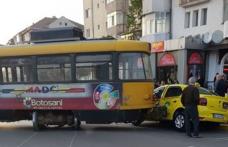 Mașină lovită de tramvai în Botoșani. Trafic blocat pe Calea Națională