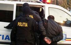 „Tânăr și neliniștit” reţinut de polițiști pentru conducere fără permis, deținere și consum de droguri, ameninţare și violare de domiciliu