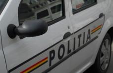 Cursă nebună, terminată într-un chioşc din tablă. Tânăr fără permis, urmărit de polițiști. Mașina era furată!