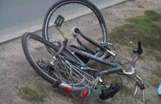 Biciclist de 81 ani, băgat în spital de o tânără șoferiță