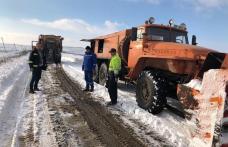 Un drum județean, blocat de zăpadă, a fost deschis circulației - FOTO