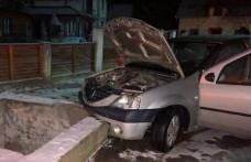 Un botoșănean a ajuns la spital după ce a intrat cu mașina într-un pod din beton