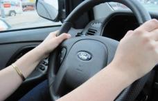 Două tinere de 19 şi 28 de ani, prinse fără permis la volan