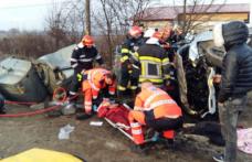 Accident grav! Patru tineri încarcerați după ce s-au izbit într-o platformă de deșeuri si s-au răsturnat cu mașina - FOTO