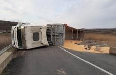 Accident! Un camion încărcat cu cereale s-a răsturnat pe un drum național din Botoșani - FOTO