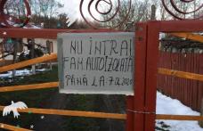 „Nu intrați, familie autoizolată!” – Mesaj inedit afișat pe poarta unei familii din Văculești