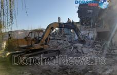 Primăria Dorohoi a început demolarea unor clădiri vechi din centrul orașului - FOTO