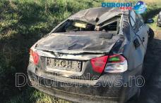 Accident la ieșirea din Dorohoi! Tânăr rănit după ce un BMW s-a izbit într-un mal de pământ și s-a răsturnat - FOTO