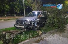 Accident pe Bulevardul Victoriei din Dorohoi! O mașină a intrat pe scuar și a rupt un copac - FOTO