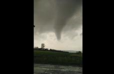 Fenomen meteo neobișnuit în județul Botoșani! Început de tornadă filmat în zona Popasului Cucorăni - VIDEO