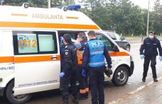 Bărbat căzut în stradă salvat de jandarmi - FOTO