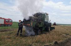 Combină agricolă distrusă parțial de flăcări - FOTO