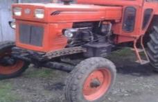 Beat și fără permis, a intrat cu tractorul în gardul unei case!