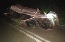 Accident! Mașină răsturnată după ce a lovit un cap de pod. Șoferul este în stare gravă