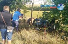 Dorohoieni răniți într-un accident! O mașină scăpată de sub control s-a oprit în copacii de pe marginea drumului - FOTO