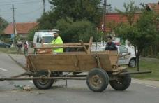 Accident ciudat la Ibănești: Un căruţaş a ajuns la spital după ce a intrat cu căruța într-o mașină