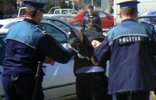 Doi tineri care au vrut să tâlhărească un bătrân au ajuns în arest